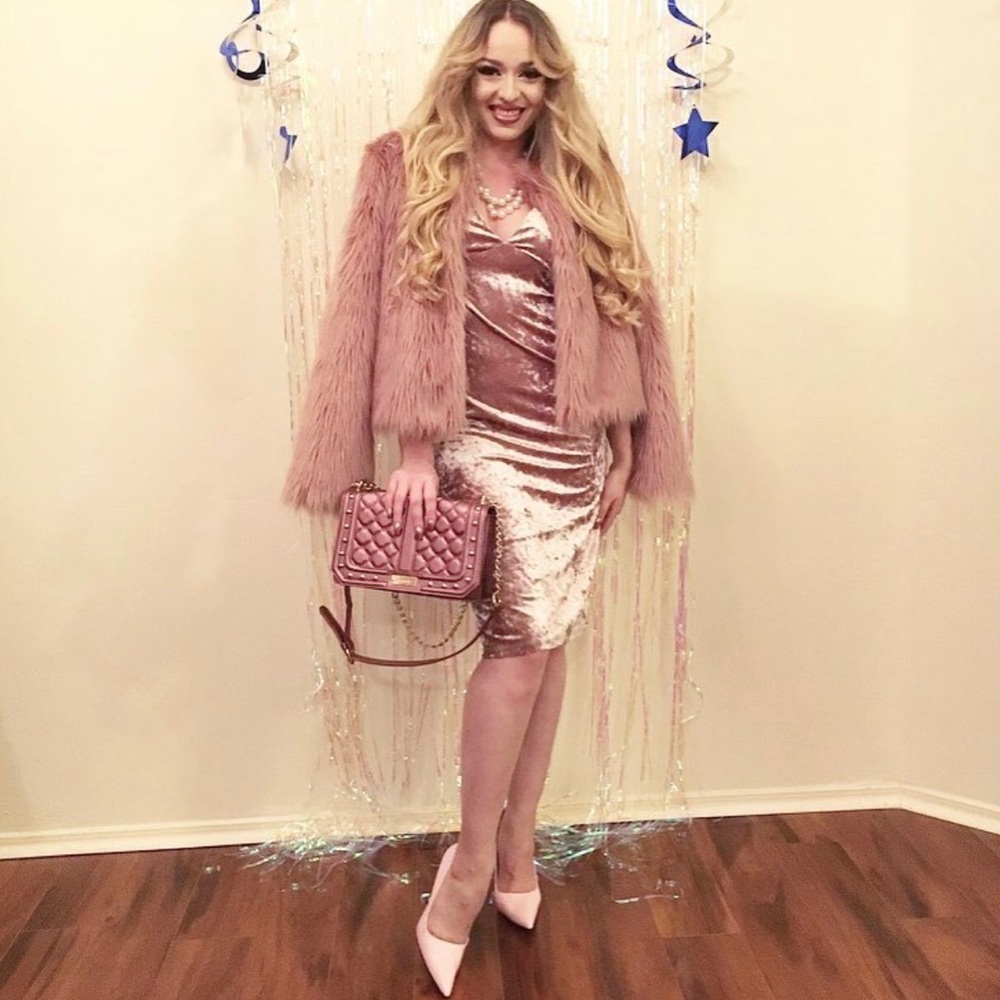 ❌SOLD❌ 
Large Mauve Faux Fur Coat